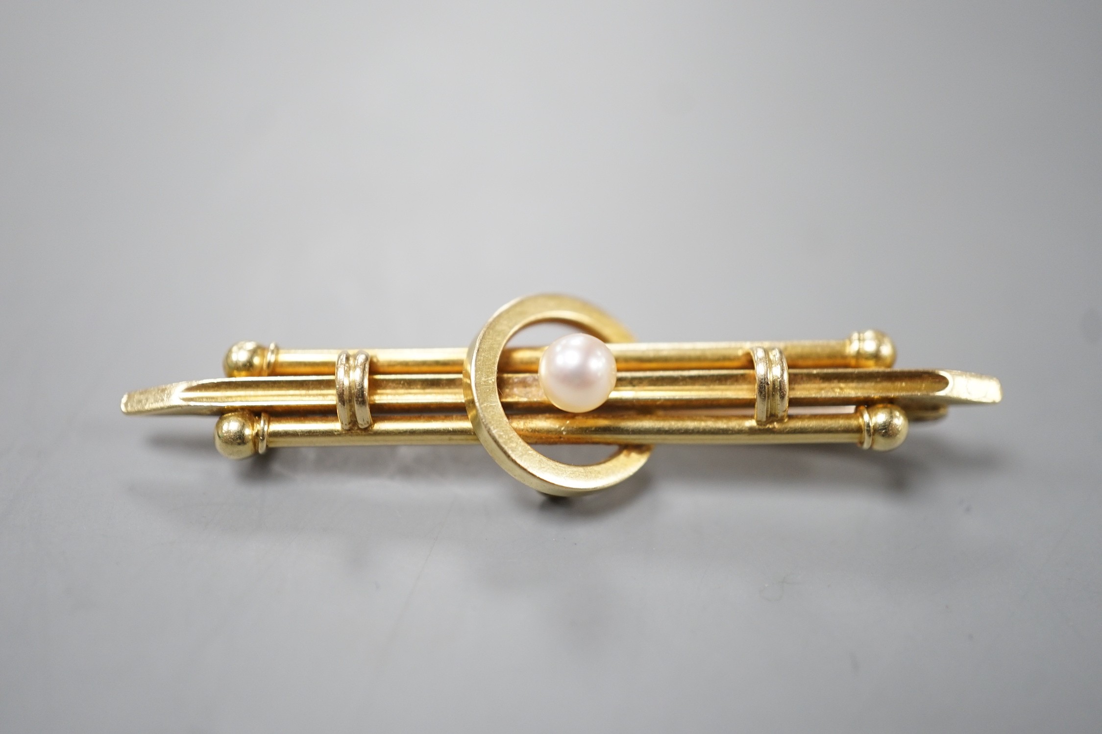 An early 20th century 15ct and cultured pearl set bar brooch, 46mm, gross weight 3.3 grams